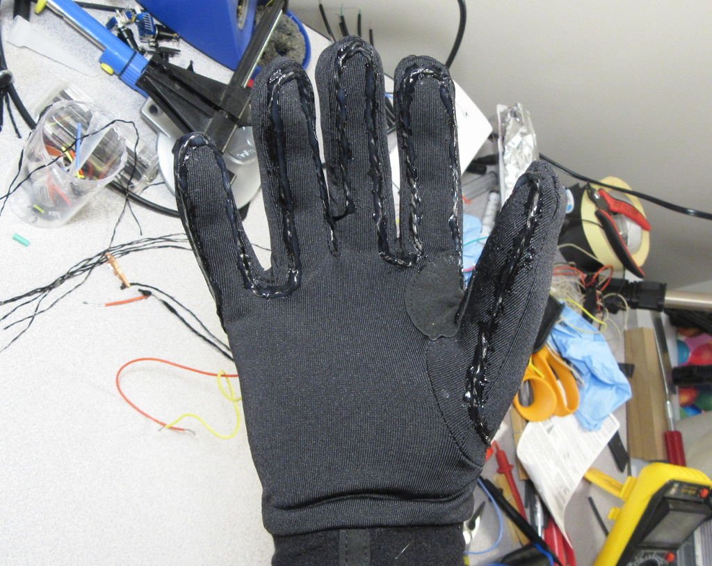 Самодельная перчатка. Перчатки с подогревом батарейки ААА. Самодельные перчатки. Перчатка с проводами. Перчатки с подогревом своими руками.